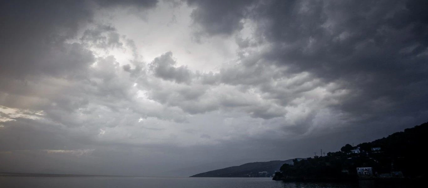 Καιρός: Καταιγίδες και κρύο θα έχει η σημερινή μέρα - Που θα ρίξει χαλάζι